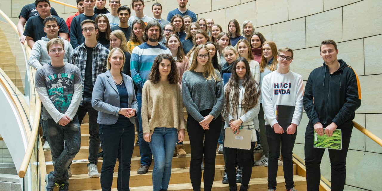 Charlotte Quik lud ein – Leistungskurse Sozialwissenschaften zu Gast im NRW-Landtag