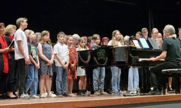 Oh happy day – Begeisterndes Konzert vereint Erwachsenen- und Kinderchor
