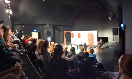 Theater hautnah erlebt – Die sechsten Klassen des GV besuchen die Burghofbühne in Dinslaken